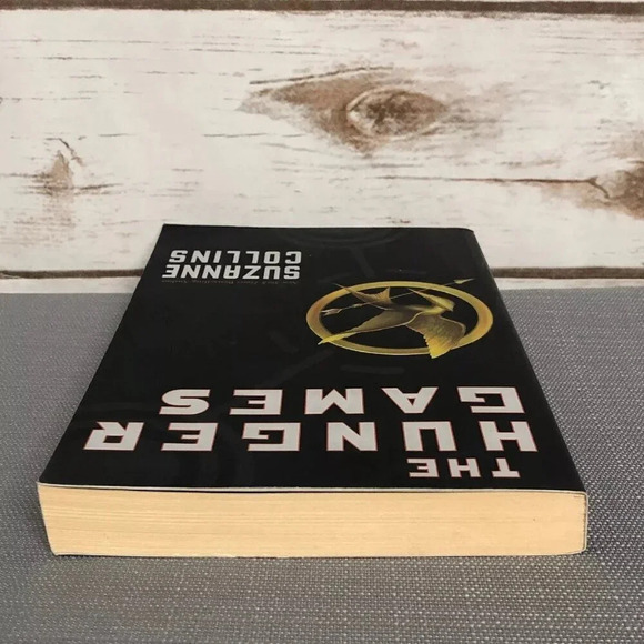 THE HUNGER GAMES (Book 1) by Suzanne Collins Paperback - Picture 5 of 6